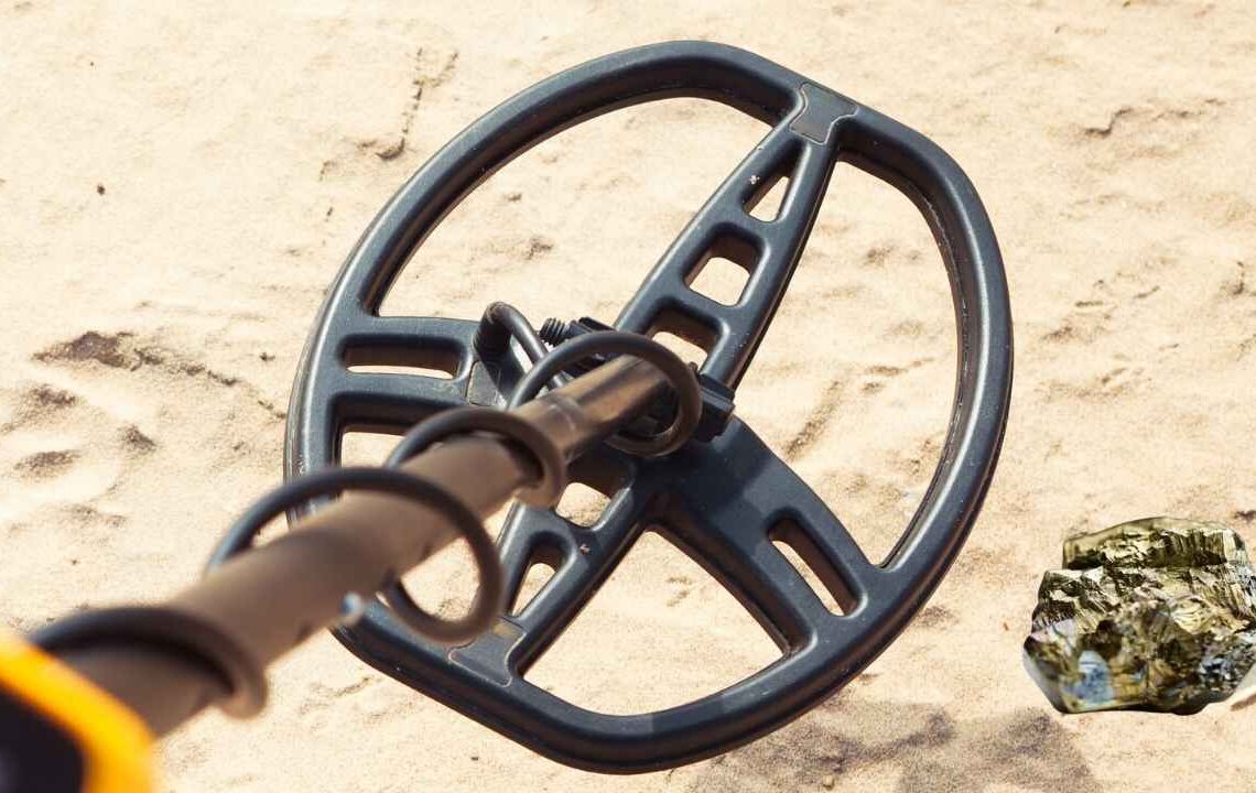 Ucuz metal dedektörü kullanan adam dev altın külçesi buldu