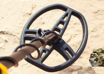 Ucuz metal dedektörü kullanan adam dev altın külçesi buldu