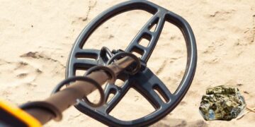 Ucuz metal dedektörü kullanan adam dev altın külçesi buldu