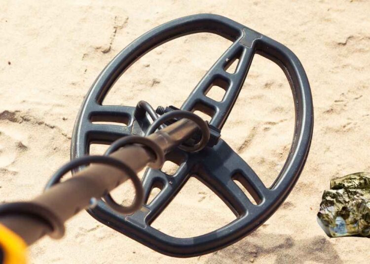 Ucuz metal dedektörü kullanan adam dev altın külçesi buldu